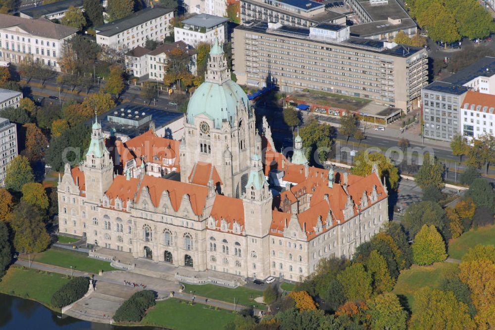 Aerial photograph Hannover - Blick auf das Neue Rathaus in Hannover. Das Neue Rathaus in Hannover ist nach zwölfjähriger Bauzeit am 20. Juni 1913 eingeweiht worden. Es ist ein wilhelminischer schlossähnlicher Prachtbau in eklektizistischem Stil am Südrand der Innenstadt (außerhalb des historischen Stadtkerns von Hannover). Das Bauwerk ist eingebettet in den zehn Hektar großen Maschpark am Maschsee. Das Alte Rathaus wird seither nicht mehr als Hauptverwaltungssitz genutzt, in ihm befinden sich Geschäfte und das Standesamt. Kontakt: Neues Rathaus, Trammplatz 2, 30159 Hannover, Tel.: 0511/16 8-0