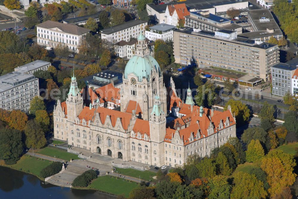 Hannover from above - Blick auf das Neue Rathaus in Hannover. Das Neue Rathaus in Hannover ist nach zwölfjähriger Bauzeit am 20. Juni 1913 eingeweiht worden. Es ist ein wilhelminischer schlossähnlicher Prachtbau in eklektizistischem Stil am Südrand der Innenstadt (außerhalb des historischen Stadtkerns von Hannover). Das Bauwerk ist eingebettet in den zehn Hektar großen Maschpark am Maschsee. Das Alte Rathaus wird seither nicht mehr als Hauptverwaltungssitz genutzt, in ihm befinden sich Geschäfte und das Standesamt. Kontakt: Neues Rathaus, Trammplatz 2, 30159 Hannover, Tel.: 0511/16 8-0