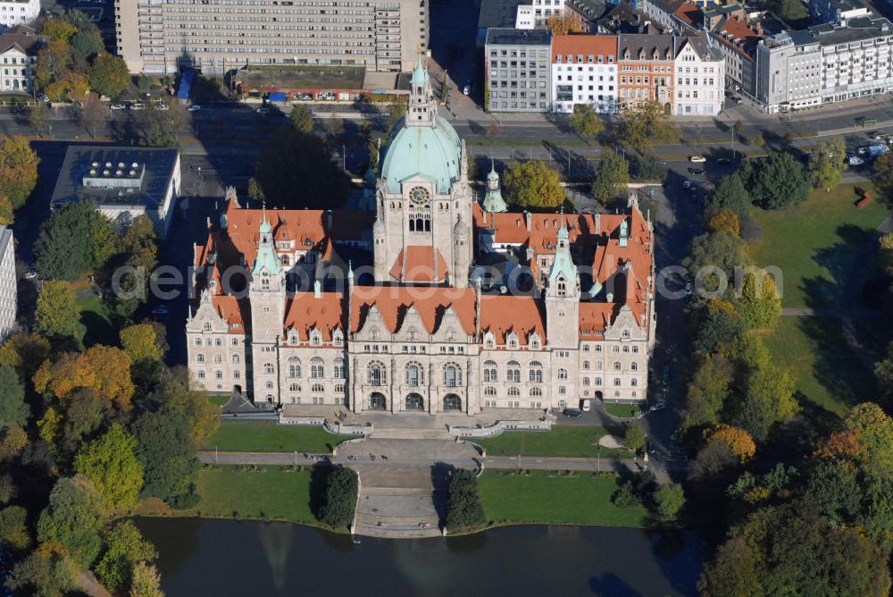 Hannover from the bird's eye view: Blick auf das Neue Rathaus in Hannover. Das Neue Rathaus in Hannover ist nach zwölfjähriger Bauzeit am 20. Juni 1913 eingeweiht worden. Es ist ein wilhelminischer schlossähnlicher Prachtbau in eklektizistischem Stil am Südrand der Innenstadt (außerhalb des historischen Stadtkerns von Hannover). Das Bauwerk ist eingebettet in den zehn Hektar großen Maschpark am Maschsee. Das Alte Rathaus wird seither nicht mehr als Hauptverwaltungssitz genutzt, in ihm befinden sich Geschäfte und das Standesamt. Kontakt: Neues Rathaus, Trammplatz 2, 30159 Hannover, Tel.: 0511/16 8-0