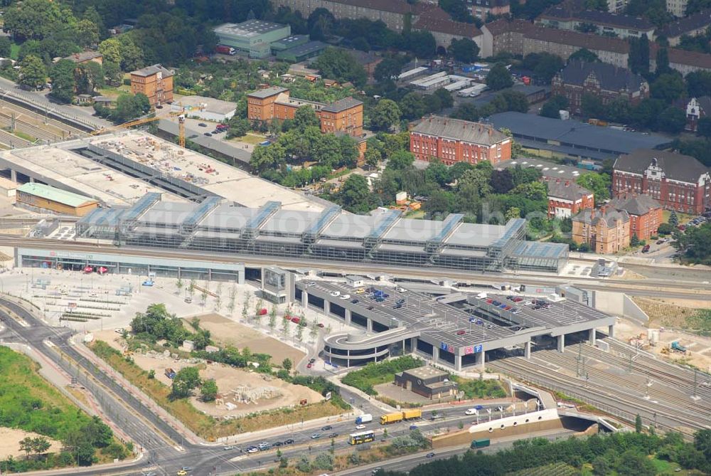 Berlin from the bird's eye view: Blick auf den neuen Berliner Bahnhof Südkreuz (ehem. Papestraße) in Tempelhof-Schöneberg. Er ist ein Fern-, Regional- und S-Bahnhof für Ringbahn und Nord-Süd-Verbindung. Am 28. Mai 2006 wurde der neue Kreuzungsbahnhof Bahnhof Südkreuz eröffnet. Kontakt: Kontakt DB: DB ProjektBau GmbH, NL Ost, Gabriele Schlott, Stellv. Pressesprecherin, Caroline-Michaelis-Straße 5-11, D-10115 Berlin, Tel.: 030 297-55880, Fax: 030 297-55732, gabriele.schlott@bahn.de