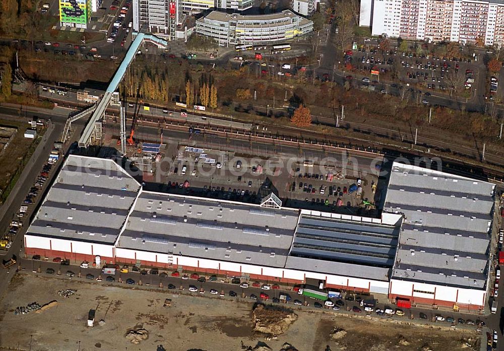 Aerial photograph Berlin Friedrichshain - 11.11.2003 Blick auf neues Einkauszentrum auf dem Gelände des ehemaligen Schlachthofes Eldenaer Strasse, Storkower Strasse s|es Stadtentwicklungsgesellschaft Eldenaer Straße mbH Thaerstraße 30/31 10429 Berlin Telefon: +49 30 42 84 61-0 Telefax: +49 30 42 84 61-26 E-Mail: info@ses-berlin.com