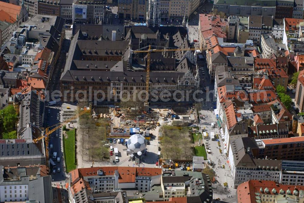 Aerial image München - Blick auf das Neues Rathaus am Marienplatz sowie den Fussball Globus WM 2006 im Stadtzentrum von München Kontakt Rathaus: Marienplatz 8, 80331 München, Tel.: 089 / 23300, E-Mail: rathaus@muenchen.de