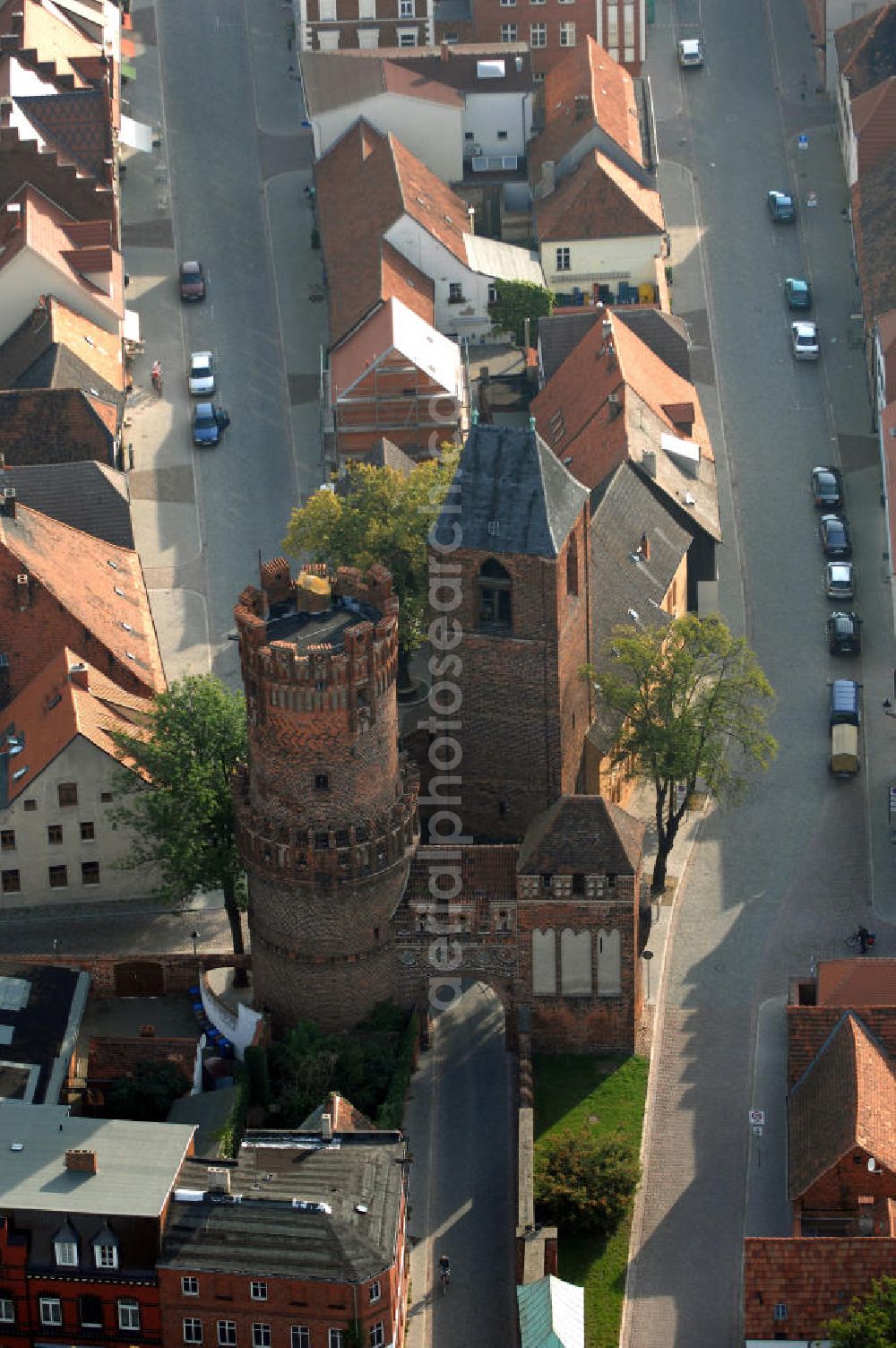 Tangermünde from above - Blick auf das Neustädter Tor ind Tangermünde. Dieses Tor gehört zu den schönsten mittelalterlichen Toranlagen im norddeutschen Raum.