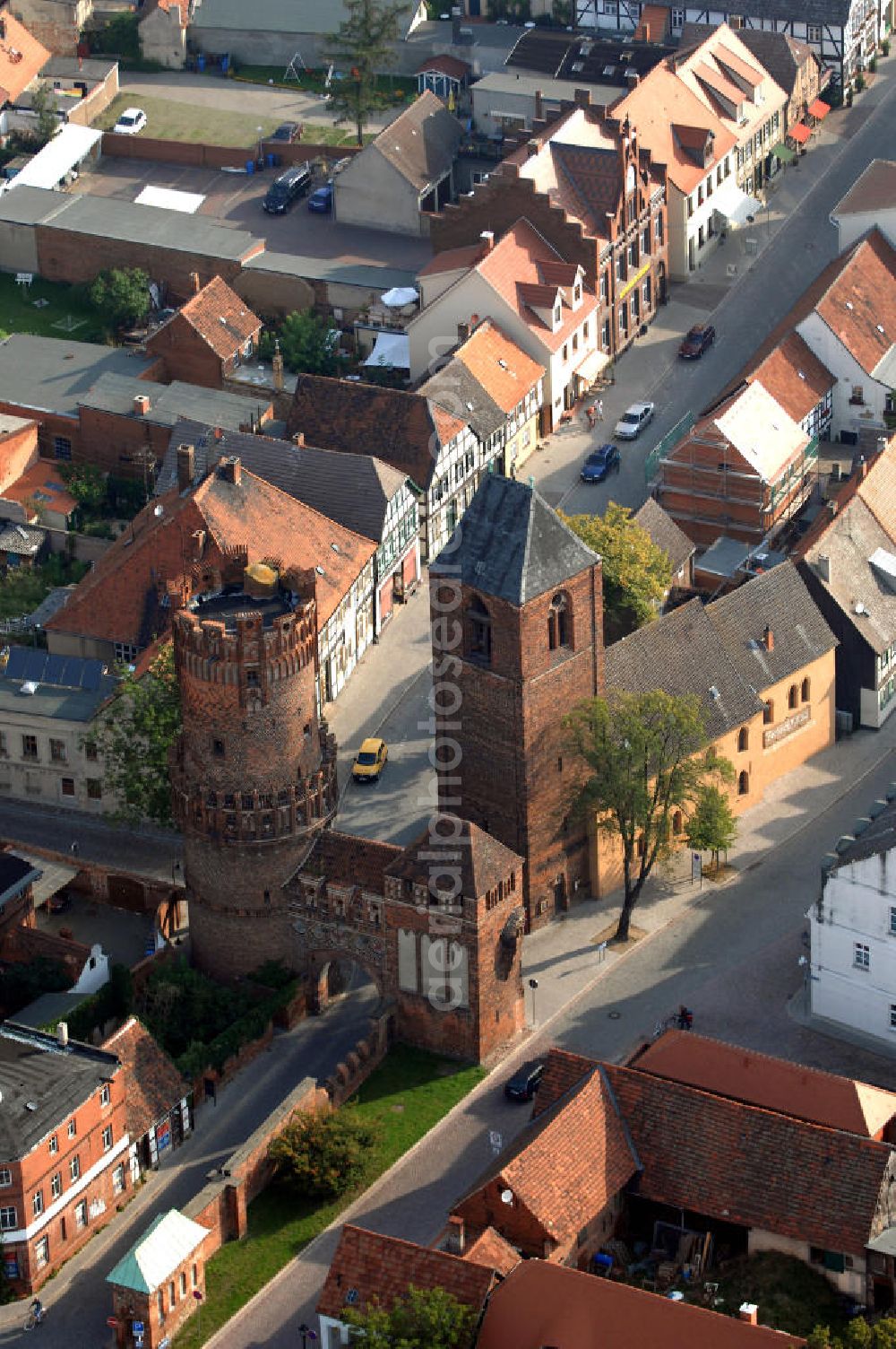 Tangermünde from the bird's eye view: Blick auf das Neustädter Tor ind Tangermünde. Dieses Tor gehört zu den schönsten mittelalterlichen Toranlagen im norddeutschen Raum.