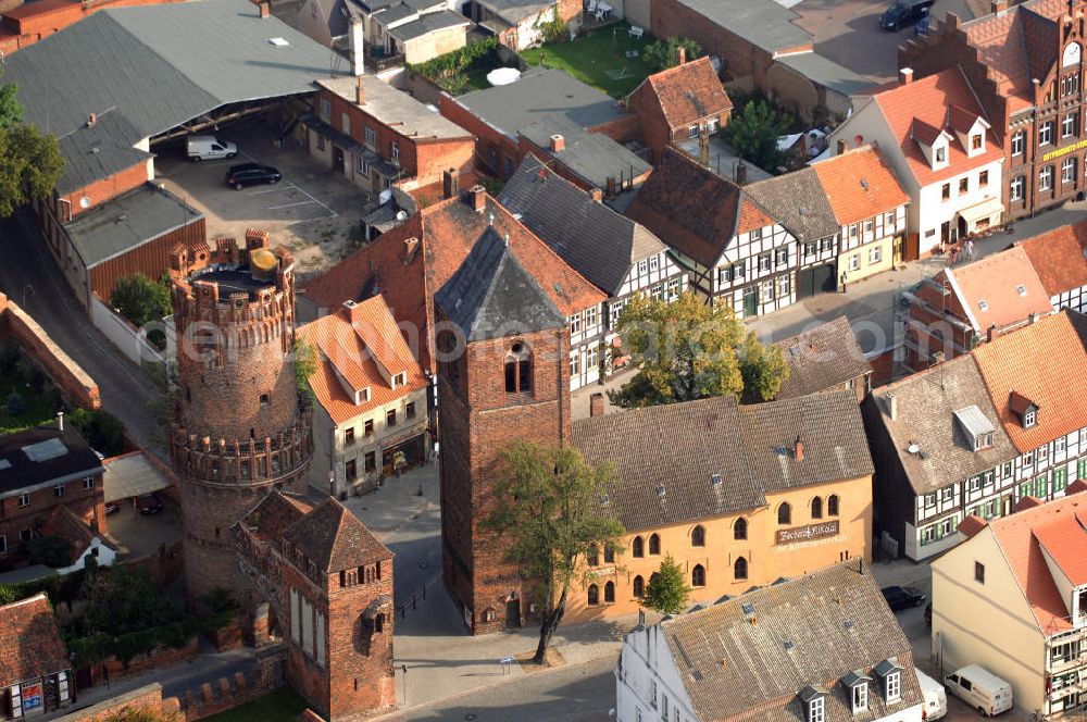 Aerial image Tangermünde - Blick auf das Neustädter Tor ind Tangermünde. Dieses Tor gehört zu den schönsten mittelalterlichen Toranlagen im norddeutschen Raum.