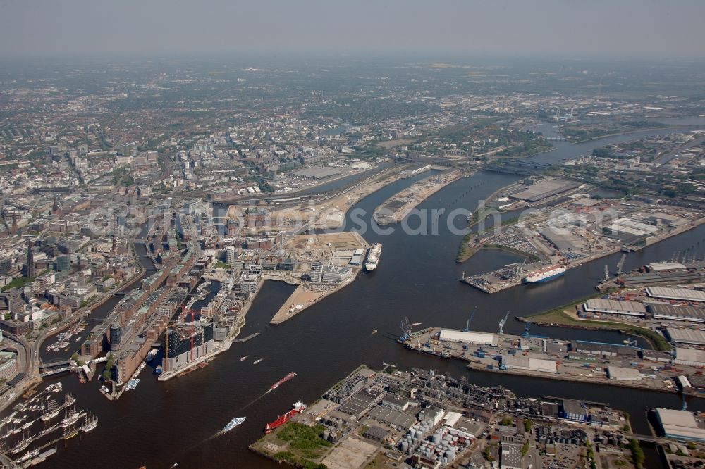 Hamburg from the bird's eye view: Overview the river Norderelbe in the center of Hamburg. On the left side you can see the district Hafencity, the districts Steinwerder and Kleiner Grasbrook can be seen on the right