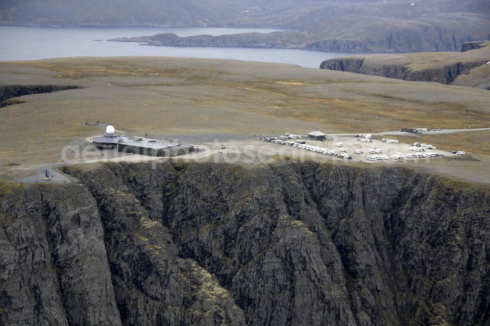 Aerial photograph Nordkapp - Das Nordkapp (deutsch Nordkap) ein steil aus dem Eismeer emporragendes Schieferplateau. Obwohl das Nordkapp ist nicht der nördlichste Punkt Europas ist, dieser liegt 3 km westlich, ist es doch ein beliebtes Touristenziel.The Nordkapp is a towering steep slate from the Arctic Ocean Plateau. Although the North Cape is not the northernmost point of Europe, this is located 3 km to the west, it is nevertheless a popular tourist destination.