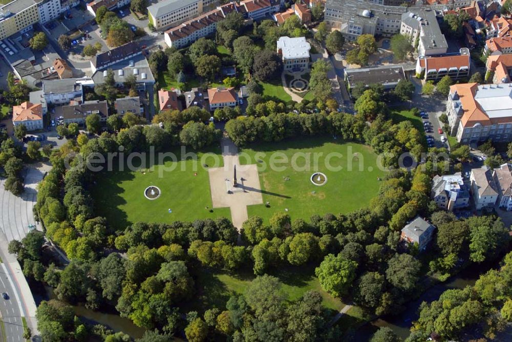 Braunschweig from the bird's eye view: Blick auf den Obelisk auf dem Löwenwall; Anschrift:Löwenwall 38100 Braunschweig