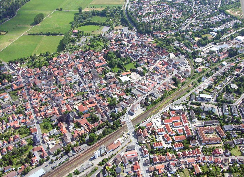 Oberauer - Rheinheim / Hessen from the bird's eye view: Blick auf Oberauer / Rheinheim . Bahnlinie fährt dirket durch den Ort.