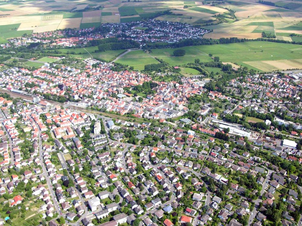 Oberauer - Rheinheim / Hessen from above - Blick auf Oberauer / Rheinheim . Bahnlinie fährt dirket durch den Ort.