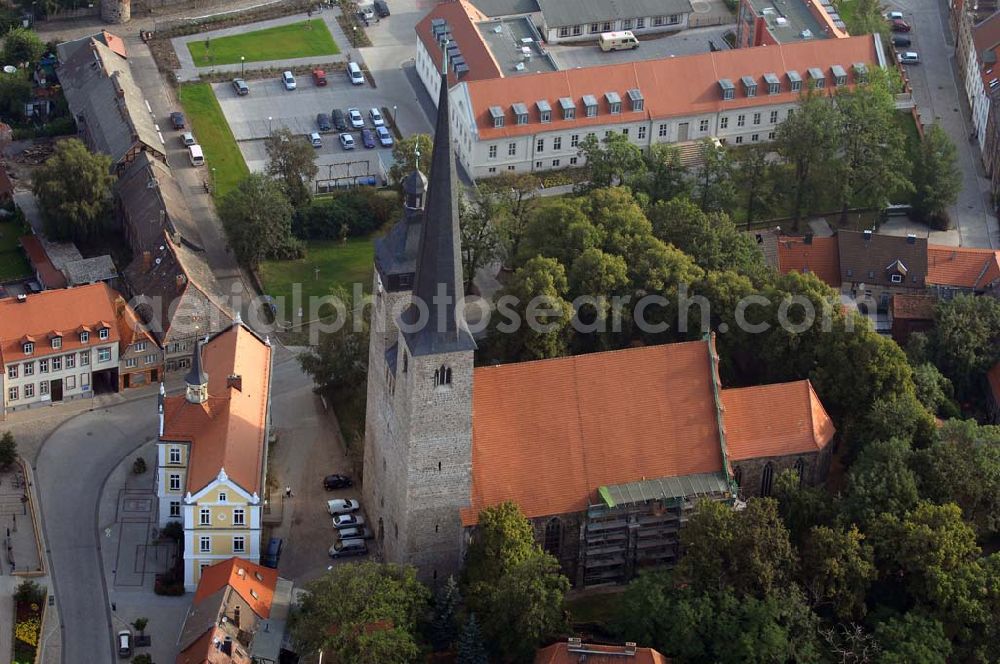 Aerial photograph Burg - Blick auf die Oberkirche 'Unser Lieben Frauen'. Sie ist eine der Kirchen, die zur Straße der Romanik zählt. Diese Straße verbindet die Dome, Burgen, Klöster und Kirchen, die in der Zeit vom 10. bis Mitte des 13. Jahrhundert entstanden, und somit ein Zeichen der Christianisierung sind.