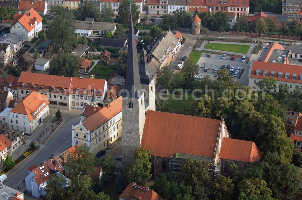 Burg from above - Blick auf die Oberkirche 'Unser Lieben Frauen'. Sie ist eine der Kirchen, die zur Straße der Romanik zählt. Diese Straße verbindet die Dome, Burgen, Klöster und Kirchen, die in der Zeit vom 10. bis Mitte des 13. Jahrhundert entstanden, und somit ein Zeichen der Christianisierung sind.