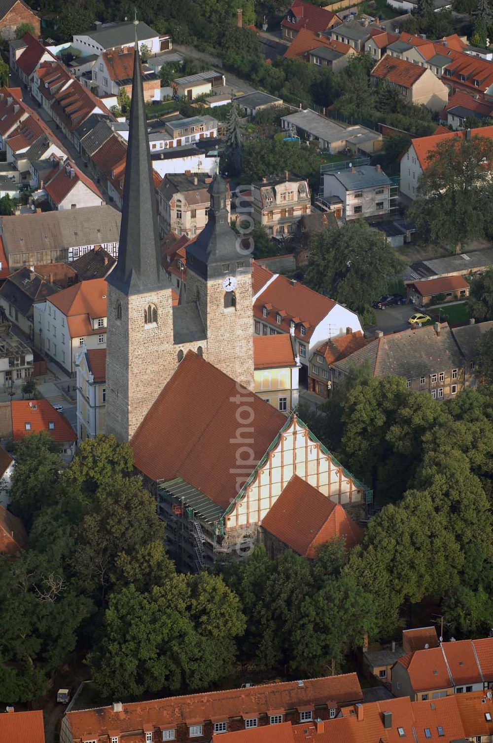 Burg from the bird's eye view: Blick auf die Oberkirche 'Unser Lieben Frauen'. Sie ist eine der Kirchen, die zur Straße der Romanik zählt. Diese Straße verbindet die Dome, Burgen, Klöster und Kirchen, die in der Zeit vom 10. bis Mitte des 13. Jahrhundert entstanden, und somit ein Zeichen der Christianisierung sind.