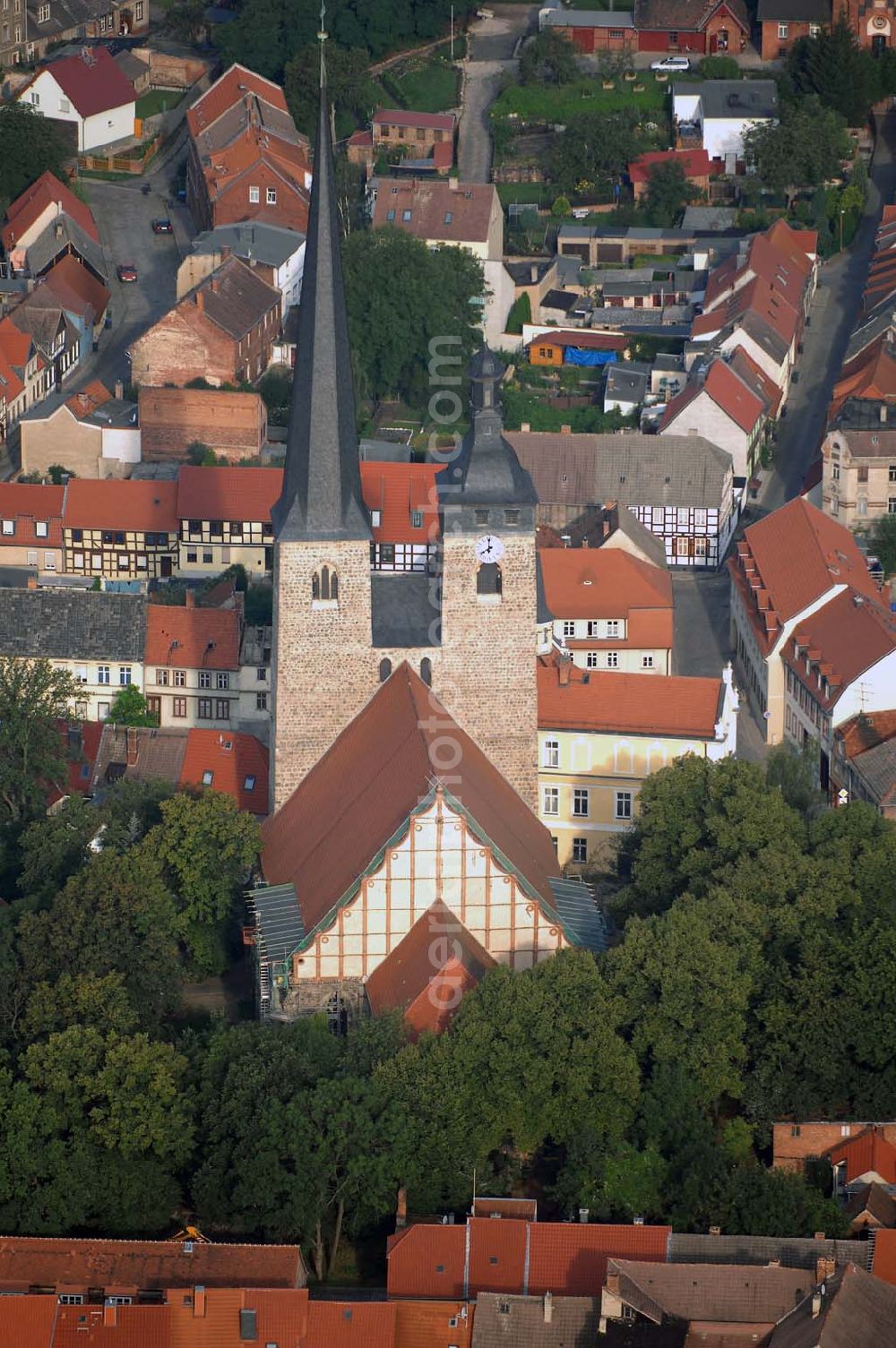 Aerial image Burg - Blick auf die Oberkirche 'Unser Lieben Frauen'. Sie ist eine der Kirchen, die zur Straße der Romanik zählt. Diese Straße verbindet die Dome, Burgen, Klöster und Kirchen, die in der Zeit vom 10. bis Mitte des 13. Jahrhundert entstanden, und somit ein Zeichen der Christianisierung sind.