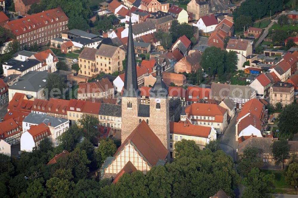 Burg from above - Blick auf die Oberkirche 'Unser Lieben Frauen'. Sie ist eine der Kirchen, die zur Straße der Romanik zählt. Diese Straße verbindet die Dome, Burgen, Klöster und Kirchen, die in der Zeit vom 10. bis Mitte des 13. Jahrhundert entstanden, und somit ein Zeichen der Christianisierung sind.