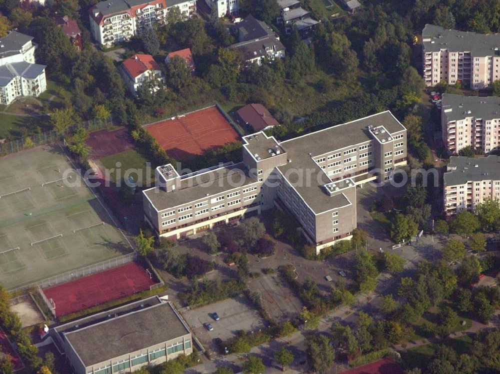 Berlin-Steglitz from above - Oberstufenzentrum für Bürowirtschaft und Verwaltung in Berlin-Steglitz Lippstädter Straße 9 -11; 12207 Berlin; Fon 90172- 501; Fax 90172- 509