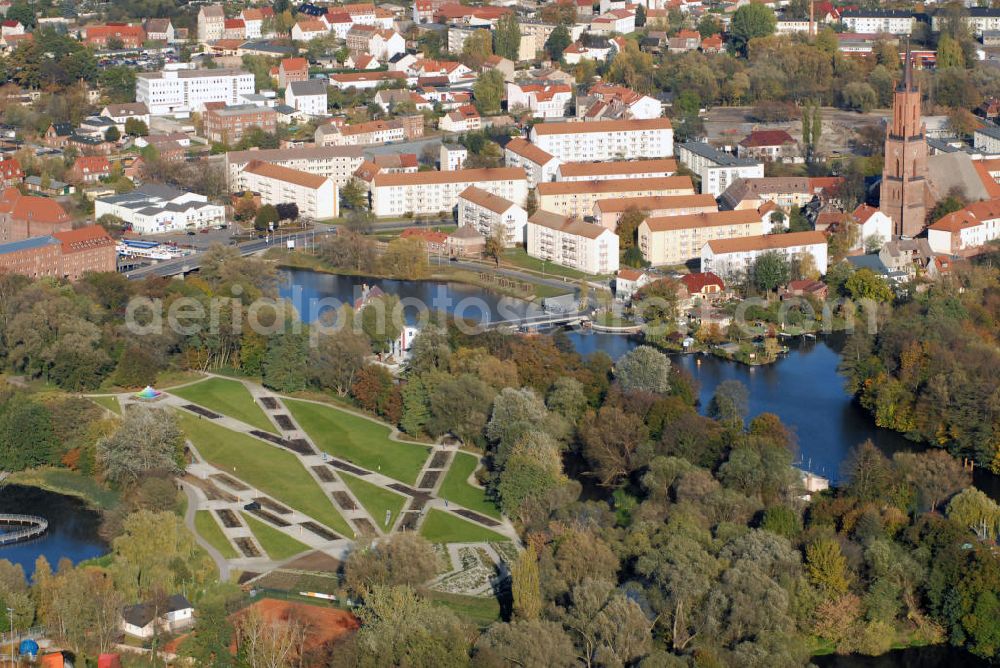 Rathenow from above - Blick auf das ehem. Gartenschaugelände der 3. Brandenburgischen Landesgartenschau (LAGA) in Rathenow. Seit April 2007 wird das LAGA-Gelände auf der Schwedendamminsel als Optikpark Rathenow genutzt. Angebote: Farbenquell, Stadtplatz, Optikskulpturen, Installationen, Farbräume, Spielbereiche, Steganlagen, Floßfahrten, Café, Weltzeituhr, Strahlenbeete, Ruhebereiche uvm. Kontakt: c/o Landesgartenschau Rathenow 2006 gGmbH, Schwedendamm 1, 14712 Rathenow, Tel.: 03385/49 85 0, E-mail: info@optikpark-rathenow.de,