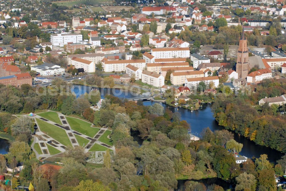 Rathenow from the bird's eye view: Blick auf das ehem. Gartenschaugelände der 3. Brandenburgischen Landesgartenschau (LAGA) in Rathenow. Seit April 2007 wird das LAGA-Gelände auf der Schwedendamminsel als Optikpark Rathenow genutzt. Angebote: Farbenquell, Stadtplatz, Optikskulpturen, Installationen, Farbräume, Spielbereiche, Steganlagen, Floßfahrten, Café, Weltzeituhr, Strahlenbeete, Ruhebereiche uvm. Kontakt: c/o Landesgartenschau Rathenow 2006 gGmbH, Schwedendamm 1, 14712 Rathenow, Tel.: 03385/49 85 0, E-mail: info@optikpark-rathenow.de,