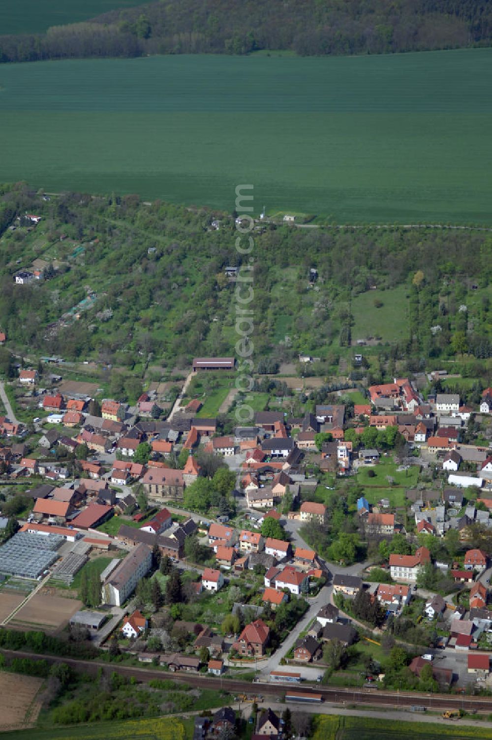 Hopfgarten from above - Blick auf den Ort Hopfgarten. Der Ort liegt im Grammetal am Fuße des Wartberges. Der landwirtschaftliche Speicher Talsperre Hopfgarten liegt auf dem Gemeindegebiet. Kontakt: Verwaltung: Hüthergasse 127, 99428 Hopfgarten, Tel. +49 (0)3643 826748, Fax +49 (0)3643 826731