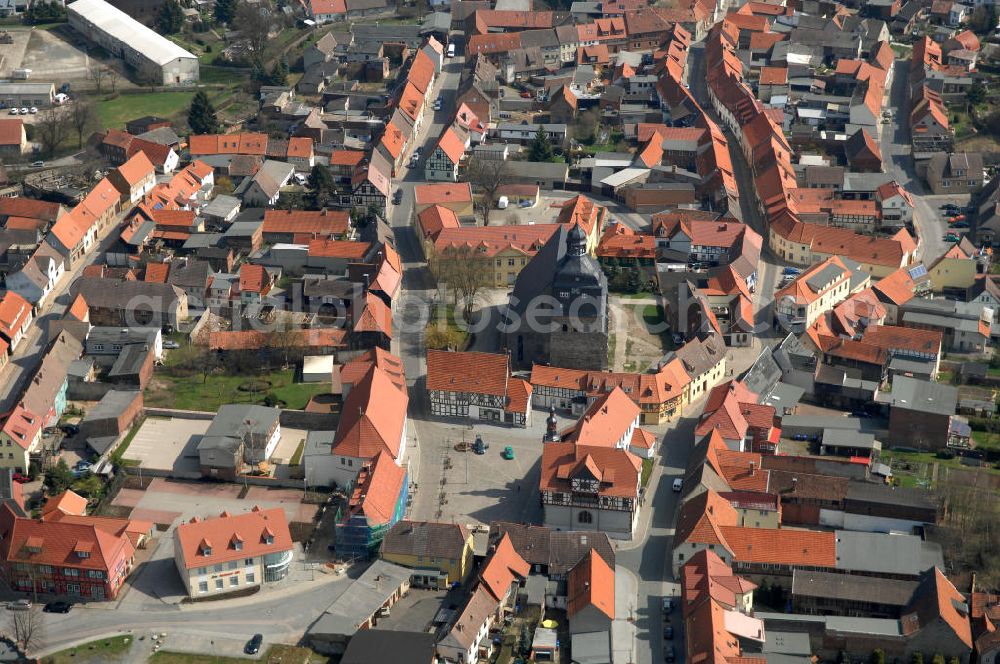 Harzgerode from above - Blick auf Harzgerode im Harz. Die Stadt wurde 994 unter an derem Namen zum ersten Mal urkundlich erwähnt, im 17. Jahrhundrt war sie Fürstenresidenz, in der Nähe befindet sich die Burgruine Anhalt und die Burg Heinrichsburg. 2009 wurden mehrere Nachbarortschaften eingemeindet. Der Ort hat ca. 8.538 Einwohner. Kuntakt: Marktplatz 1, 06493 harzgerode,