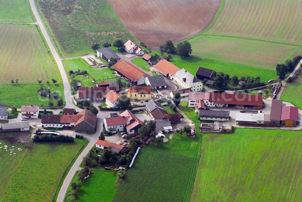 Aerial image Lindach bei Kelheim - Blick auf die Ortschaft Lindach bei Kelheim mit der St. Vitus Kirche, welche im gotischen Baustil des 14. Jahrhundert errichtet worden ist.