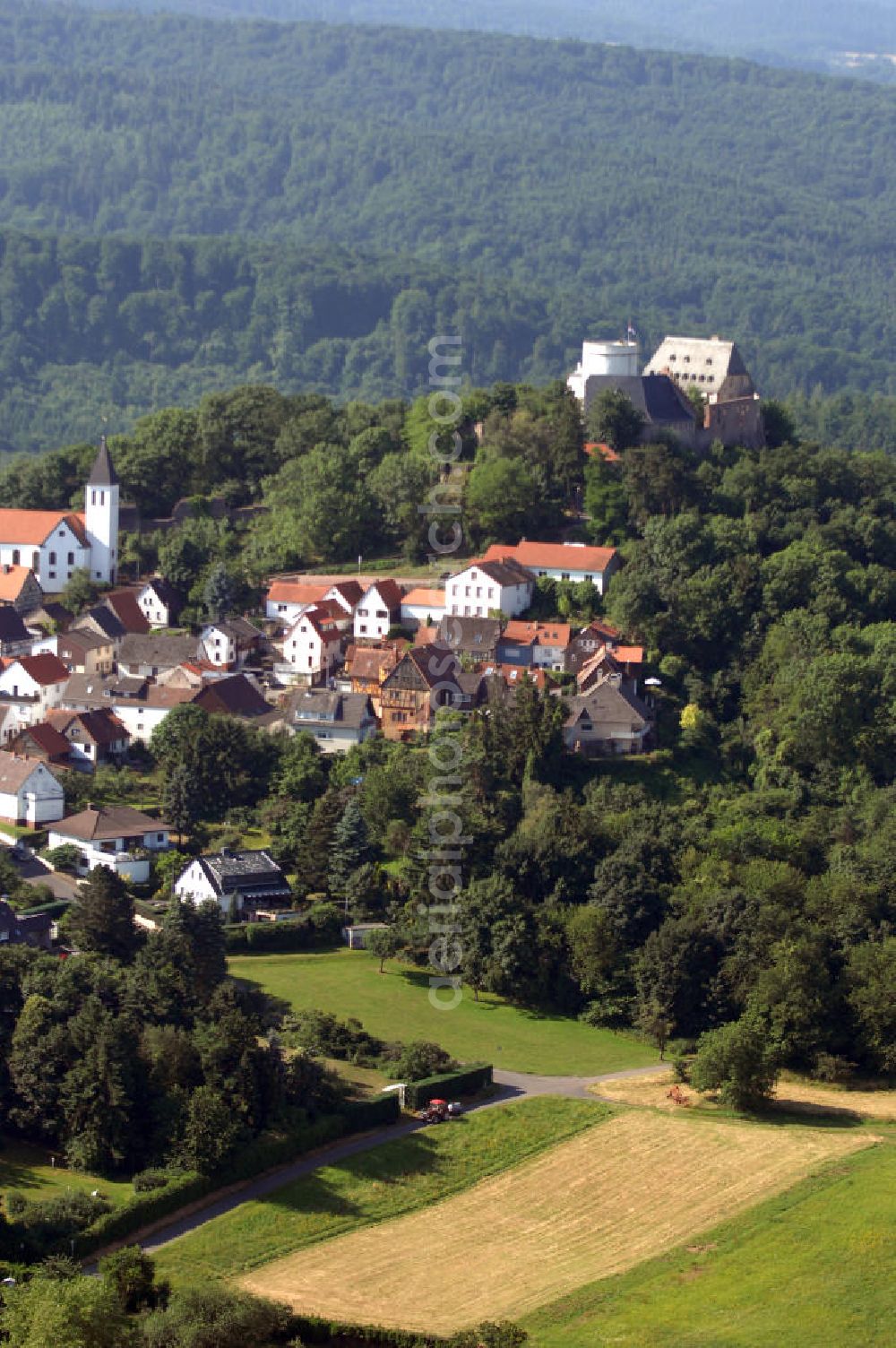 Otzberg from above - Blick auf den Ortsteil Hering der Gemeinde Otzberg. Der Ort hat 1000 Einwohner und liegt auf 300 Metern Höhe am Otzberg. Im Hintergrund des Bildes steht die gleichnamige Veste Otzburg. Die Geschichte Herings ist eng mit der Festung auf dem Berg verbunden. Kontakt: Gemeinde Otzberg, Otzbergstraße 13, 64853 Otzberg, Tel. +49 (0)6162 9604 0, Fax +49 (0)6162 9604 22, Email gemeindeverwaltung@otzberg.de