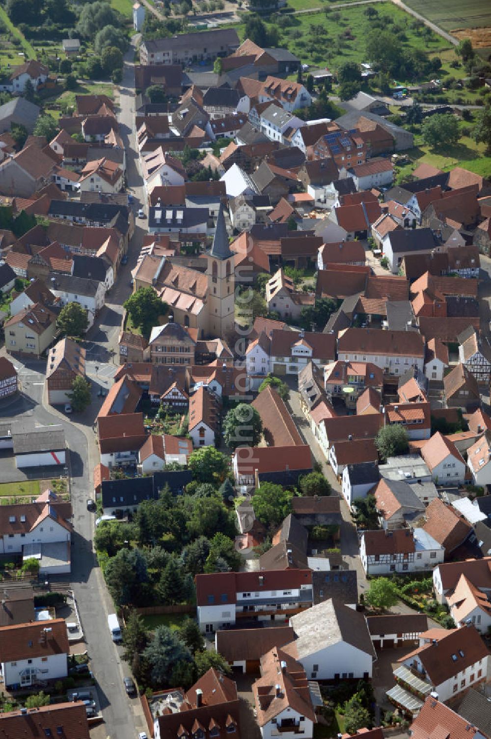 Groß-Umstadt from the bird's eye view: Blick auf den Ortsteil Klein-Umstadt der Kleinstadt Groß-Umstadt. Zwischen Groß-Umstadt und Klein-Umstadt fällt der nördliche Odenwald in die weite Untermainebene ab. Hier gedeihen seit dem Mittelalter vor allem auf den gegen Süden exponierten Hanglagen sehr gute Weine auf mineralreichen Porphyr- und Lössböden. Kontakt: Stadt Groß-Umstadt, Markt 1, 64823 Groß-Umstadt, +49 (0)6078 781 0