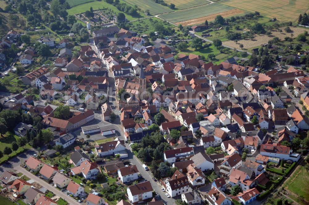 Groß-Umstadt from the bird's eye view: Blick auf den Ortsteil Kleestadt der Kleinstadt Groß-Umstadt. In der Dorfmitte ragt der Turm der Evangelischen Kirche empor. Email kirche-kleestadt-richen@gmx.de, Homepage