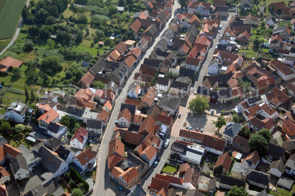 Groß-Umstadt from above - Blick auf den Ortsteil Klein-Umstadt der Kleinstadt Groß-Umstadt. Zwischen Groß-Umstadt und Klein-Umstadt fällt der nördliche Odenwald in die weite Untermainebene ab. Hier gedeihen seit dem Mittelalter vor allem auf den gegen Süden exponierten Hanglagen sehr gute Weine auf mineralreichen Porphyr- und Lössböden. Kontakt: Stadt Groß-Umstadt, Markt 1, 64823 Groß-Umstadt, +49 (0)6078 781 0