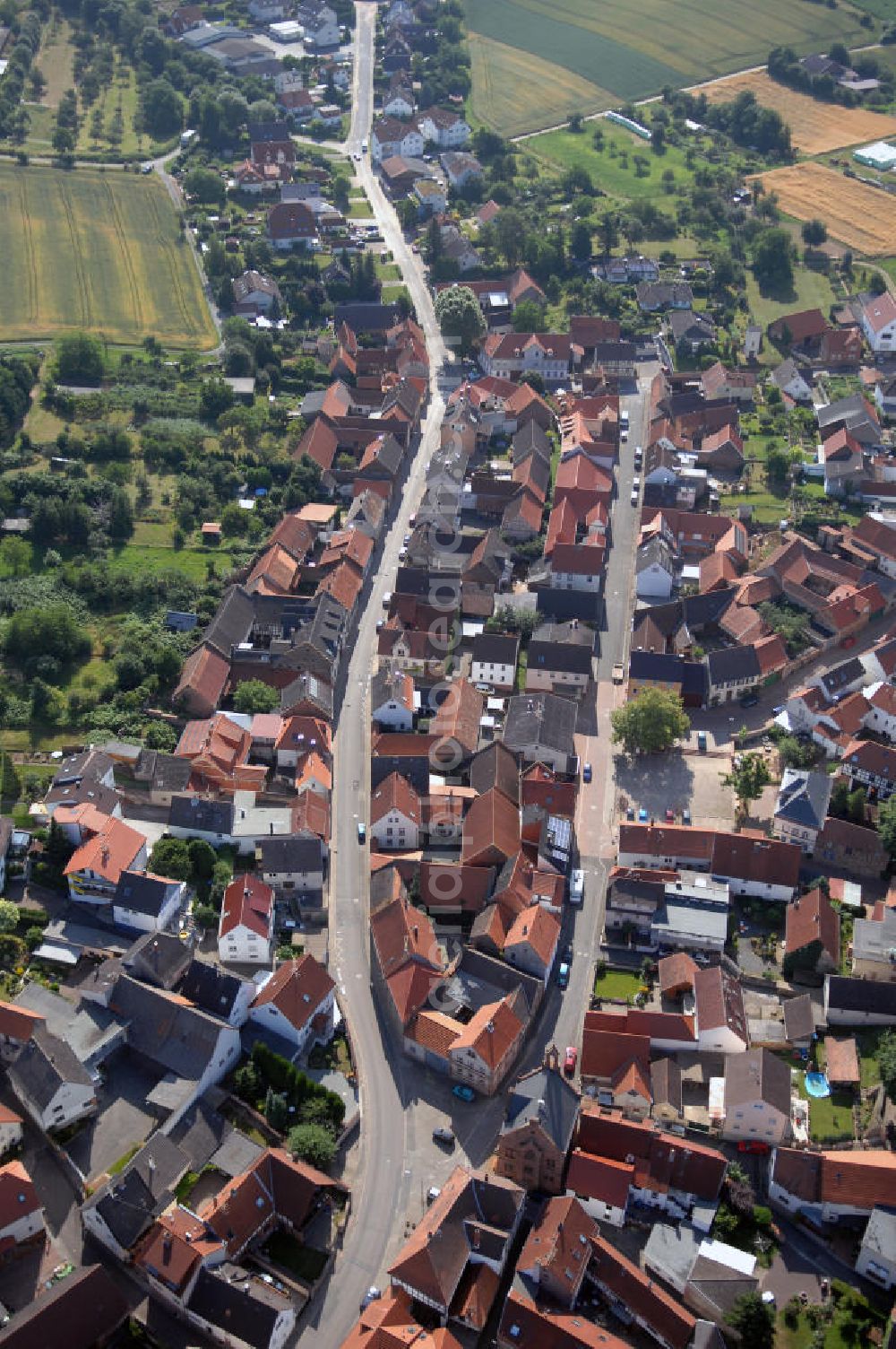 Groß-Umstadt from above - Blick auf den Ortsteil Klein-Umstadt der Kleinstadt Groß-Umstadt. Zwischen Groß-Umstadt und Klein-Umstadt fällt der nördliche Odenwald in die weite Untermainebene ab. Hier gedeihen seit dem Mittelalter vor allem auf den gegen Süden exponierten Hanglagen sehr gute Weine auf mineralreichen Porphyr- und Lössböden. Kontakt: Stadt Groß-Umstadt, Markt 1, 64823 Groß-Umstadt, +49 (0)6078 781 0