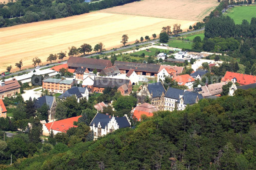 Schulpforte (Bad Kösen) from above - Schulpforte ist ein Ortsteil der Stadt Bad Kösen an der Saale im Südwesten von Halle unweit der Stadt Naumburg (Saale). Dieser Ort hat vor allem durch die Gründung der Landesschule Pforta im Jahre 1543 an Bedeutung gewonnen. In dem vorderen Bereich des Bildes ist ein Teil des Internatgymnasiums zu sehen.