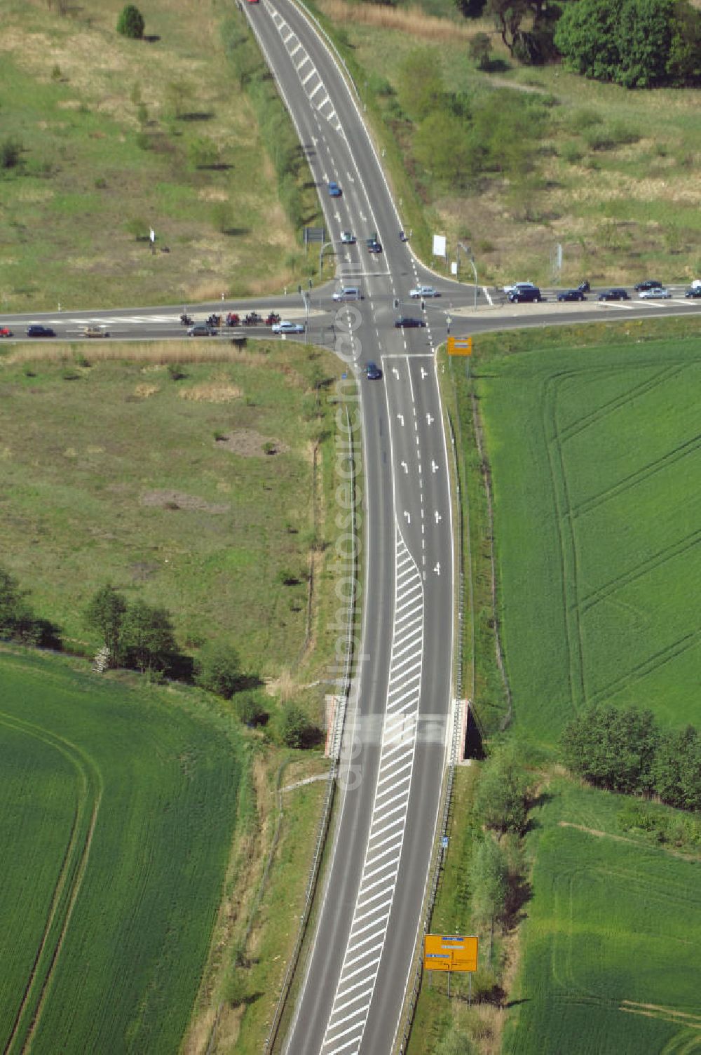 BAD FREIENWALDE from above - Blick auf die Ortsumfahrung der Bundesstrasse B 167 nördlich von Bad Freienwalde. Landesbetrieb Straßenwesen Brandenburg (