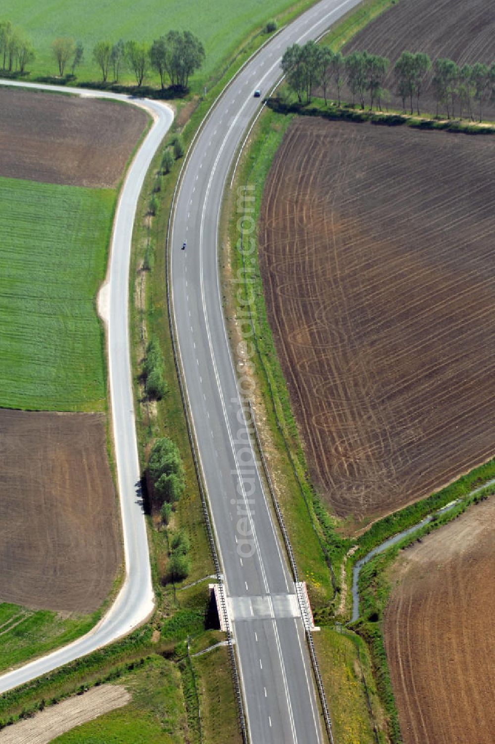 BAD FREIENWALDE from above - Blick auf die Ortsumfahrung der Bundesstrasse B 167 nördlich von Bad Freienwalde. Landesbetrieb Straßenwesen Brandenburg (