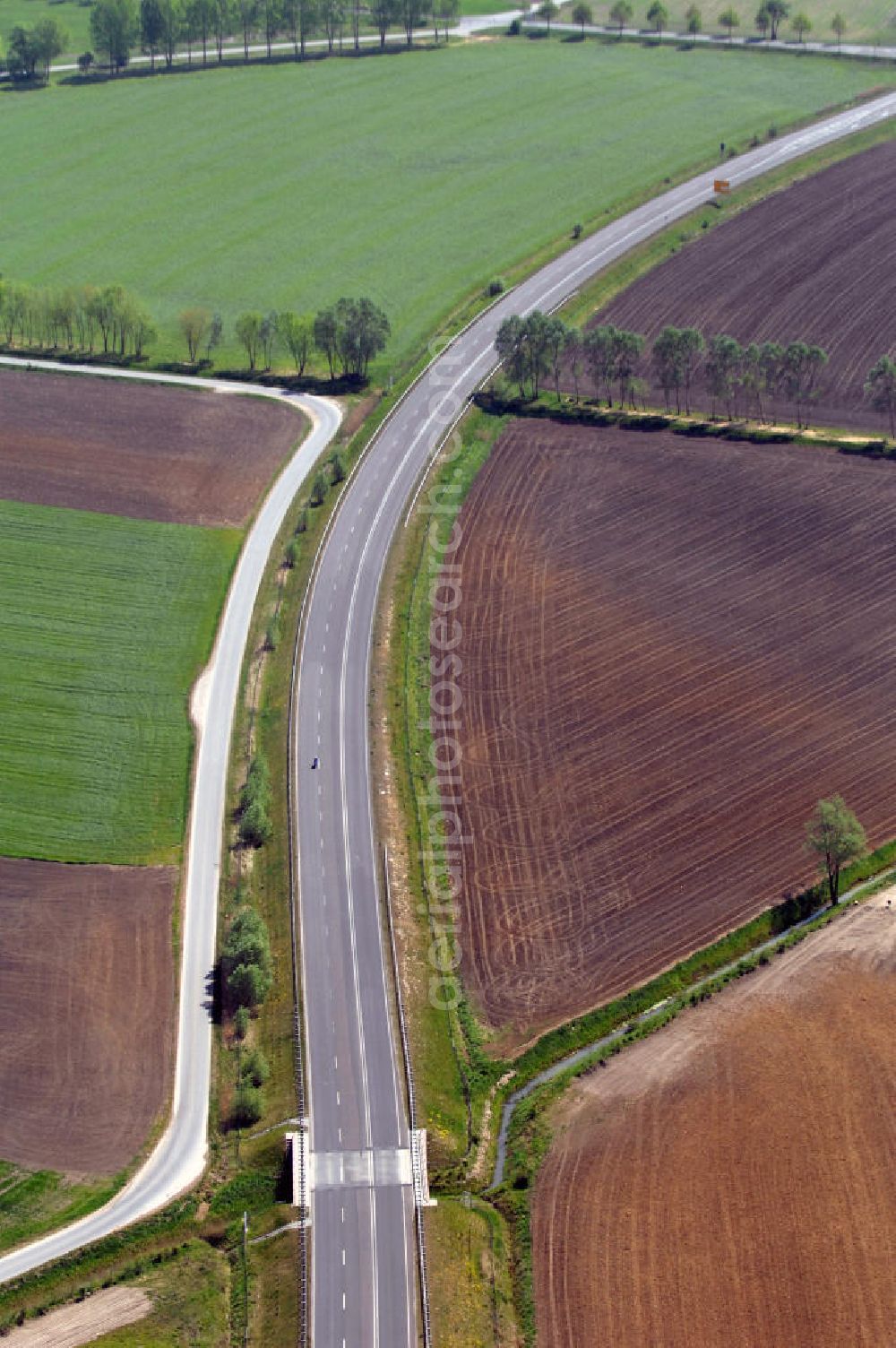 BAD FREIENWALDE from the bird's eye view: Blick auf die Ortsumfahrung der Bundesstrasse B 167 nördlich von Bad Freienwalde. Landesbetrieb Straßenwesen Brandenburg (