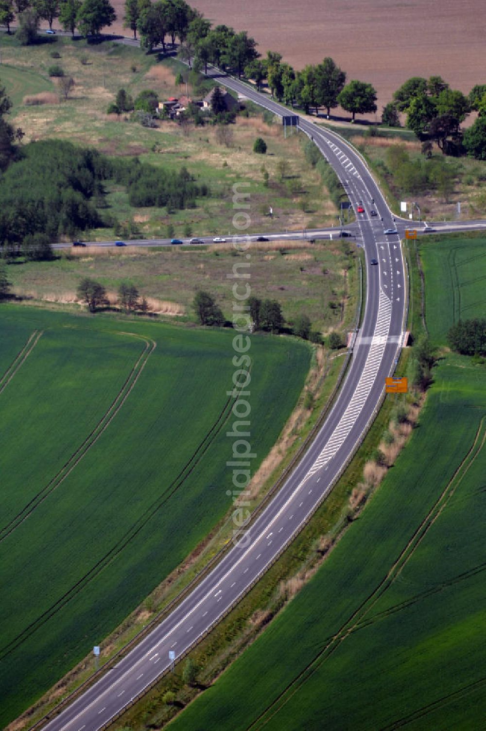 BAD FREIENWALDE from above - Blick auf die Ortsumfahrung der Bundesstrasse B 167 nördlich von Bad Freienwalde. Landesbetrieb Straßenwesen Brandenburg (