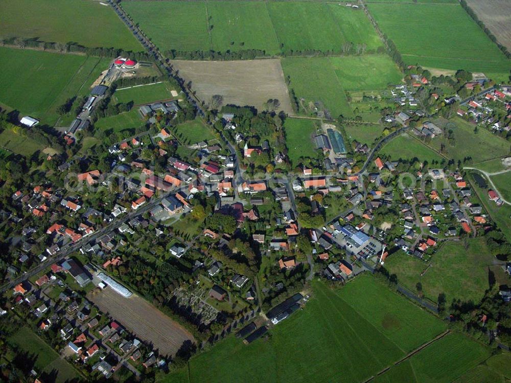 Rhade from above - 18.10.2005 Rhade; Das Dorf Rhade wurde Anfang bis Mitte des 12. Jahrhunderts vom Baron von Rahden gegründet. Die Gründung des Dorfes Rhadereistedt dürfte etwa zur gleichen Zeit erfolgt sein. Bis etwa 1850 war Rhade ein reines Bauerndorf. Für den Ortsteil Rhadereistedt blieb dieser Ortscharakter für noch längere Zeit erhalten.