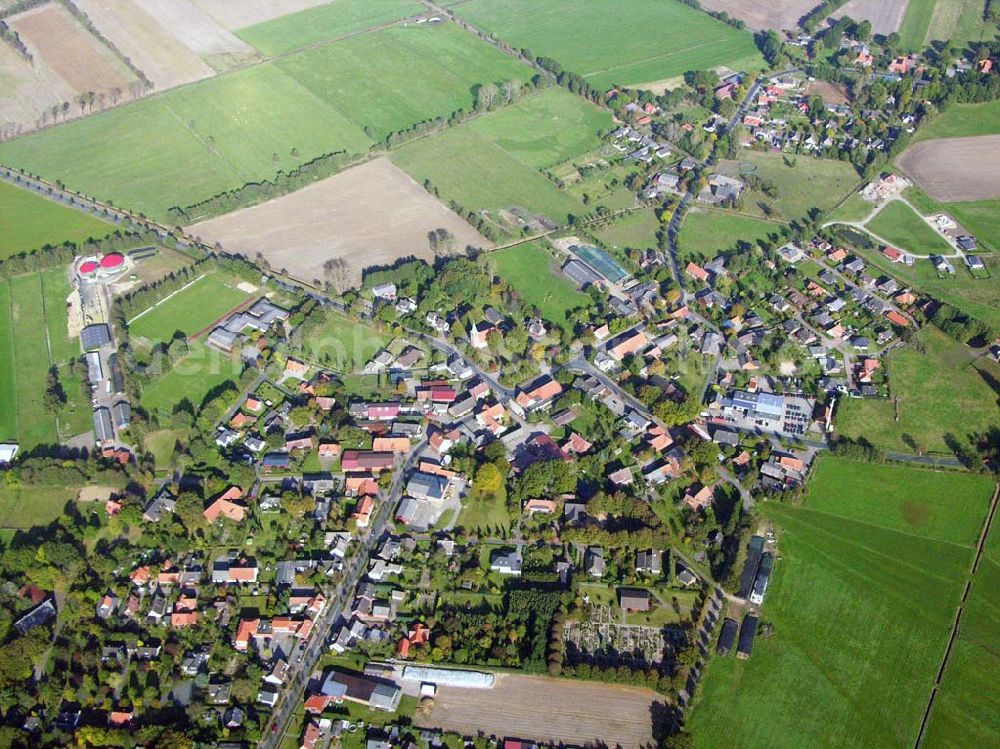 Rhade from the bird's eye view: 18.10.2005 Rhade; Das Dorf Rhade wurde Anfang bis Mitte des 12. Jahrhunderts vom Baron von Rahden gegründet. Die Gründung des Dorfes Rhadereistedt dürfte etwa zur gleichen Zeit erfolgt sein. Bis etwa 1850 war Rhade ein reines Bauerndorf. Für den Ortsteil Rhadereistedt blieb dieser Ortscharakter für noch längere Zeit erhalten.