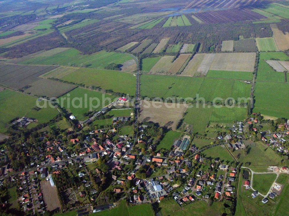 Aerial image Rhade - 18.10.2005 Rhade; Das Dorf Rhade wurde Anfang bis Mitte des 12. Jahrhunderts vom Baron von Rahden gegründet. Die Gründung des Dorfes Rhadereistedt dürfte etwa zur gleichen Zeit erfolgt sein. Bis etwa 1850 war Rhade ein reines Bauerndorf. Für den Ortsteil Rhadereistedt blieb dieser Ortscharakter für noch längere Zeit erhalten.