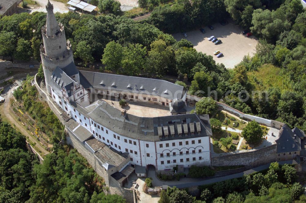 Weida from above - Blick auf die Osterburg in Weida. Sie befindet sich unübersehbar auf einem Berg im Zentrum der Stadt. Sie wurde von Heinrich I., einem Bruder des Gründers von Weida Vogt Erkenbert II., zwischen 1163 und 1193 als romanische Befestigungsanlage in strategisch günstiger Berglage erbaut und war bis zu Beginn des 15. Jahrhunderts Stammsitz der Vögte von Weida. Kontakt: Rathaus, Markt 1, Tel. (0)3 66 03 54 0, Fax (0)3 66 03 6 22 57, email info@weida.de