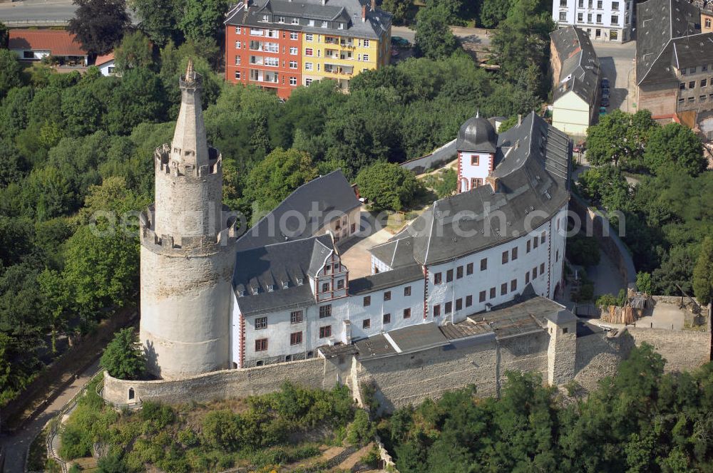 Weida from the bird's eye view: Blick auf die Osterburg in Weida. Sie befindet sich unübersehbar auf einem Berg im Zentrum der Stadt. Sie wurde von Heinrich I., einem Bruder des Gründers von Weida Vogt Erkenbert II., zwischen 1163 und 1193 als romanische Befestigungsanlage in strategisch günstiger Berglage erbaut und war bis zu Beginn des 15. Jahrhunderts Stammsitz der Vögte von Weida. Kontakt: Rathaus, Markt 1, Tel. (0)3 66 03 54 0, Fax (0)3 66 03 6 22 57, email info@weida.de