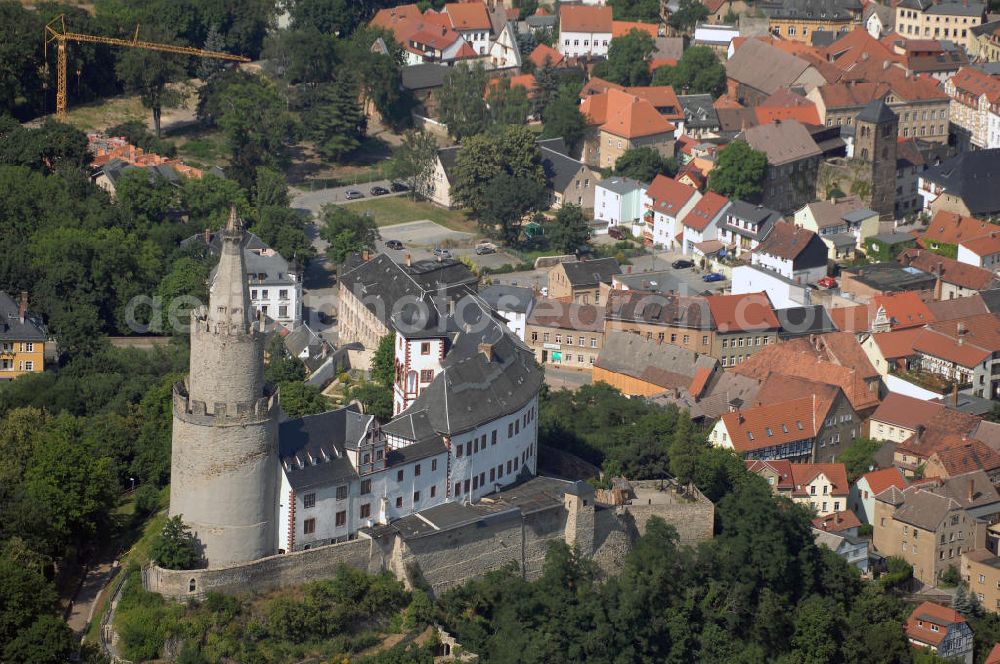 Aerial image Weida - Blick auf die Osterburg in Weida. Sie befindet sich unübersehbar auf einem Berg im Zentrum der Stadt. Sie wurde von Heinrich I., einem Bruder des Gründers von Weida Vogt Erkenbert II., zwischen 1163 und 1193 als romanische Befestigungsanlage in strategisch günstiger Berglage erbaut und war bis zu Beginn des 15. Jahrhunderts Stammsitz der Vögte von Weida. Kontakt: Rathaus, Markt 1, Tel. (0)3 66 03 54 0, Fax (0)3 66 03 6 22 57, email info@weida.de