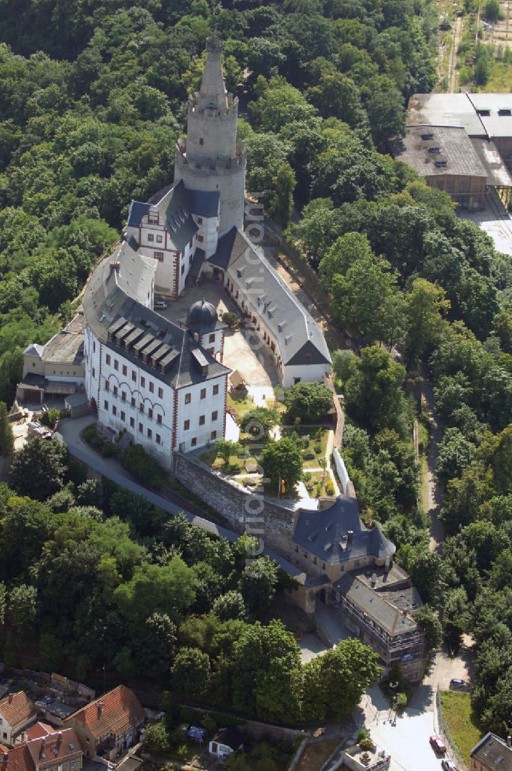 Aerial photograph Weida - Blick auf die Osterburg in Weida. Sie befindet sich unübersehbar auf einem Berg im Zentrum der Stadt. Sie wurde von Heinrich I., einem Bruder des Gründers von Weida Vogt Erkenbert II., zwischen 1163 und 1193 als romanische Befestigungsanlage in strategisch günstiger Berglage erbaut und war bis zu Beginn des 15. Jahrhunderts Stammsitz der Vögte von Weida. Kontakt: Rathaus, Markt 1, Tel. (0)3 66 03 54 0, Fax (0)3 66 03 6 22 57, email info@weida.de