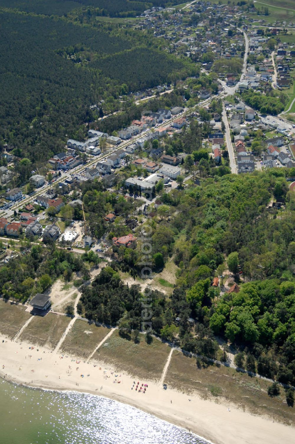 Aerial image Ostseebad Baabe - Blick auf das Ostseebad Baabe mit dem Gelände vom Flair Hotel Haus Lindequist im Vordergrund. Kontakt: Von Lindequist Weg 1, 18589 Ostseebad Sellin, Tel. 038303 950-0, Fax -35, E-mail: info@haus-lindequist.de