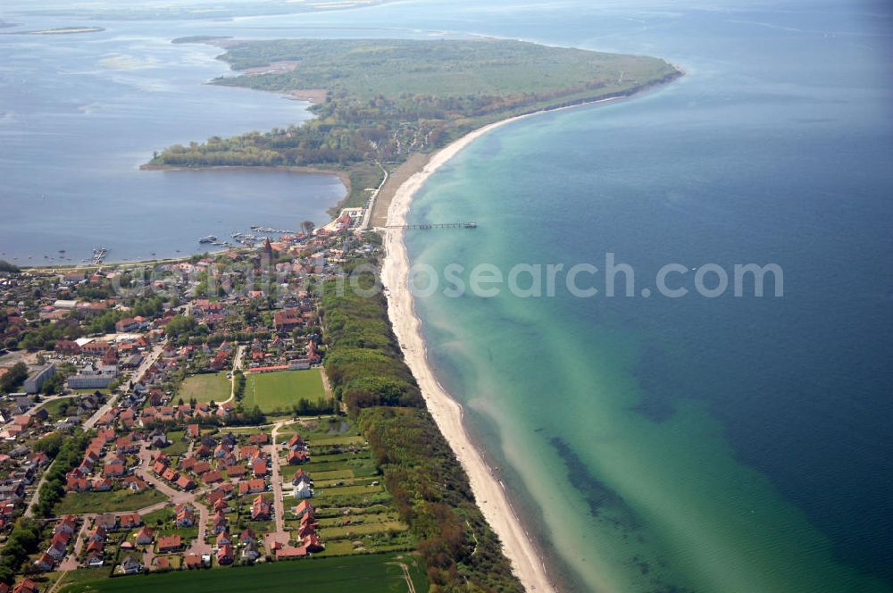 Rerik from above - Blick auf das Ostseebad Rerik und die Halbinsel Wustrow. Kontakt: Kurverwaltung Ostseebad Rerik Leiter: Robert Dietrich, Dünenstrasse 7, 18230 Ostseebad Rerik, E-Mail: info@rerik.de