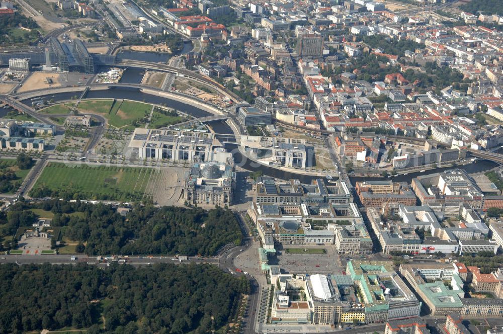 Aerial image Berlin - Blick auf die Stadtmitte von Berlin am Pariser Platz. Mit Blick auf den Tiergarten, den Potsdamer Platz, dem Regierungs- und Botschaftenviertel.