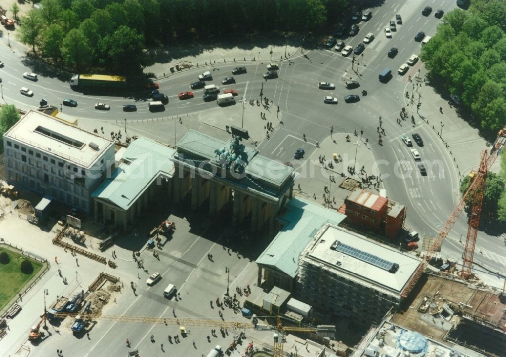 Aerial image Berlin - View of the Pariser Platz in Berlin with the Brandenburg Gate. Behind the 18th of March with the intersection Ebertstrasse / Strasse des 17. Juni. At the bottom of the construction site of Eugen Gutmann house