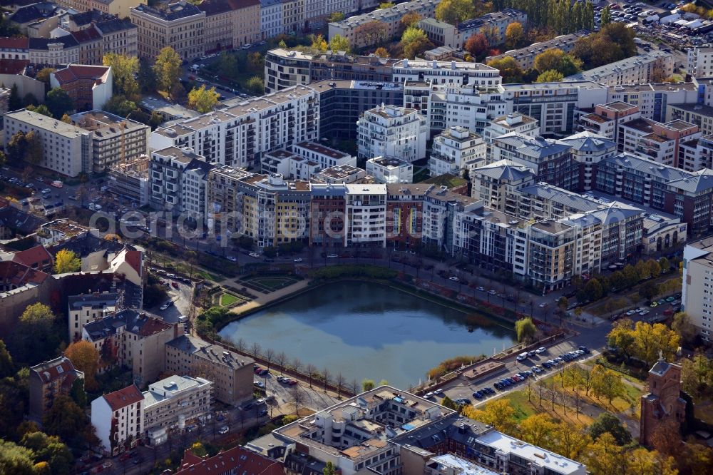 Aerial image Berlin - View of the park Engelbecken between the districts of Kreuzberg and Mitte in Berlin. The Engebecken lies at the bottom of the Luisenstädtischer channel prior to Michaelkirche, between Leuschnerdamm and Legiendamm. Until 1989, it was filled with war debris. Today it is a municipal park with rose garden