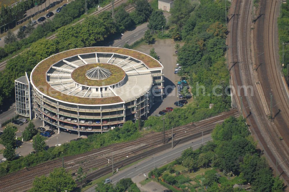 Stuttgart from the bird's eye view: Blick auf ein Parkhaus in Stuttgart-Untertürkheim. Es liegt zwischen der Alten Untertürkheimer Straße einer Bahnschienenkreuzung.