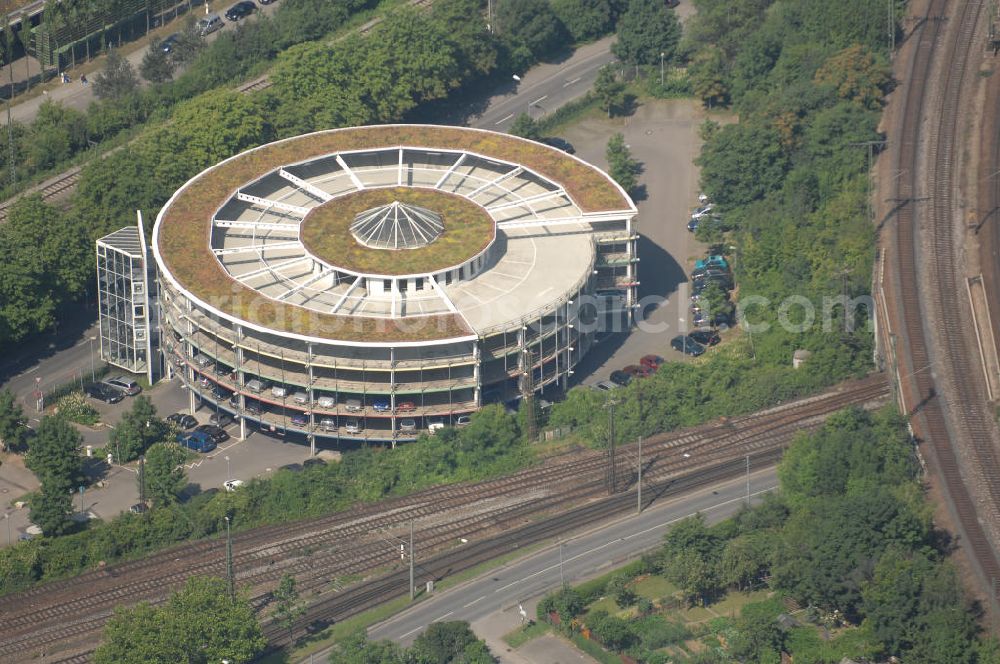 Aerial image Stuttgart - Blick auf ein Parkhaus in Stuttgart-Untertürkheim. Es liegt zwischen der Alten Untertürkheimer Straße einer Bahnschienenkreuzung.