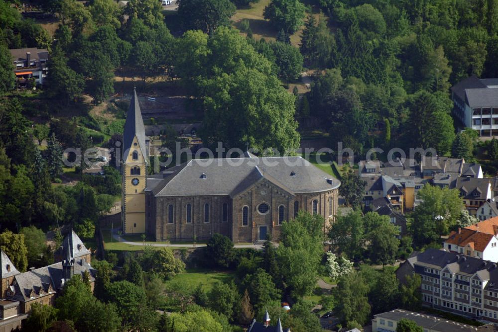 Aerial image Vallendar - Vallendar 06.06 2007 Blick auf Vallendar mit der Pfarrei St. Marzellinus und Petrus. Die Kirche wurde 1837-41 vom Koblenzer Architekten Johann Claudius von Lassaulx errichtet. Sie gilt als eine der bedeutendsten und größten Kirchenbauten des 19. Jahrhunderts am Rhein. Kontakt: Pfarrei St. Marzellinus und Petrus Vallendar, Beuelsweg 4, 56179 Vallendar, Tel. 0261 96319-0, Fax 0261 96319-23, E-Mail kath.pfarramt-vallendar@online.de,